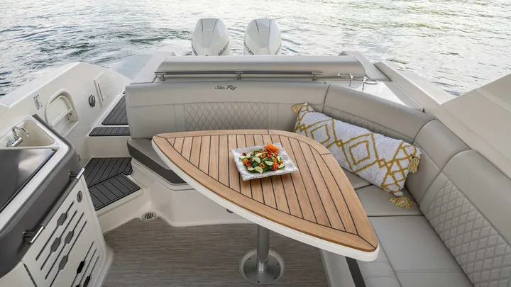 SLX 310 Outboard — official Sea Ray Boats image