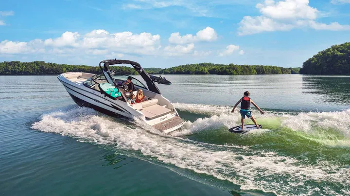 SDX 230 Surf — official Sea Ray Boats image