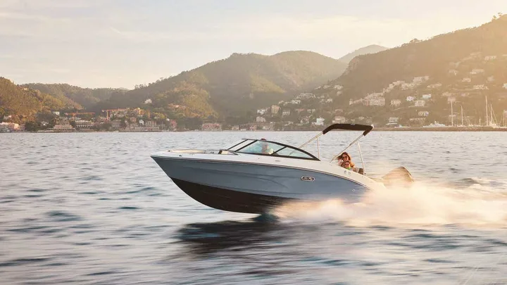SPX 210 Outboard — official Sea Ray Boats image