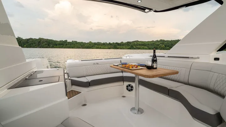SLX 350 — official Sea Ray Boats image