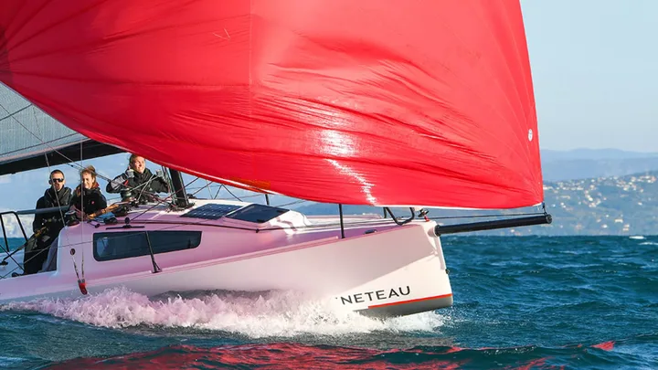 First 24 SE — official Beneteau image