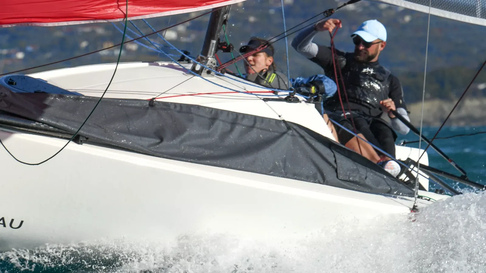 First 18 SE — official Beneteau image