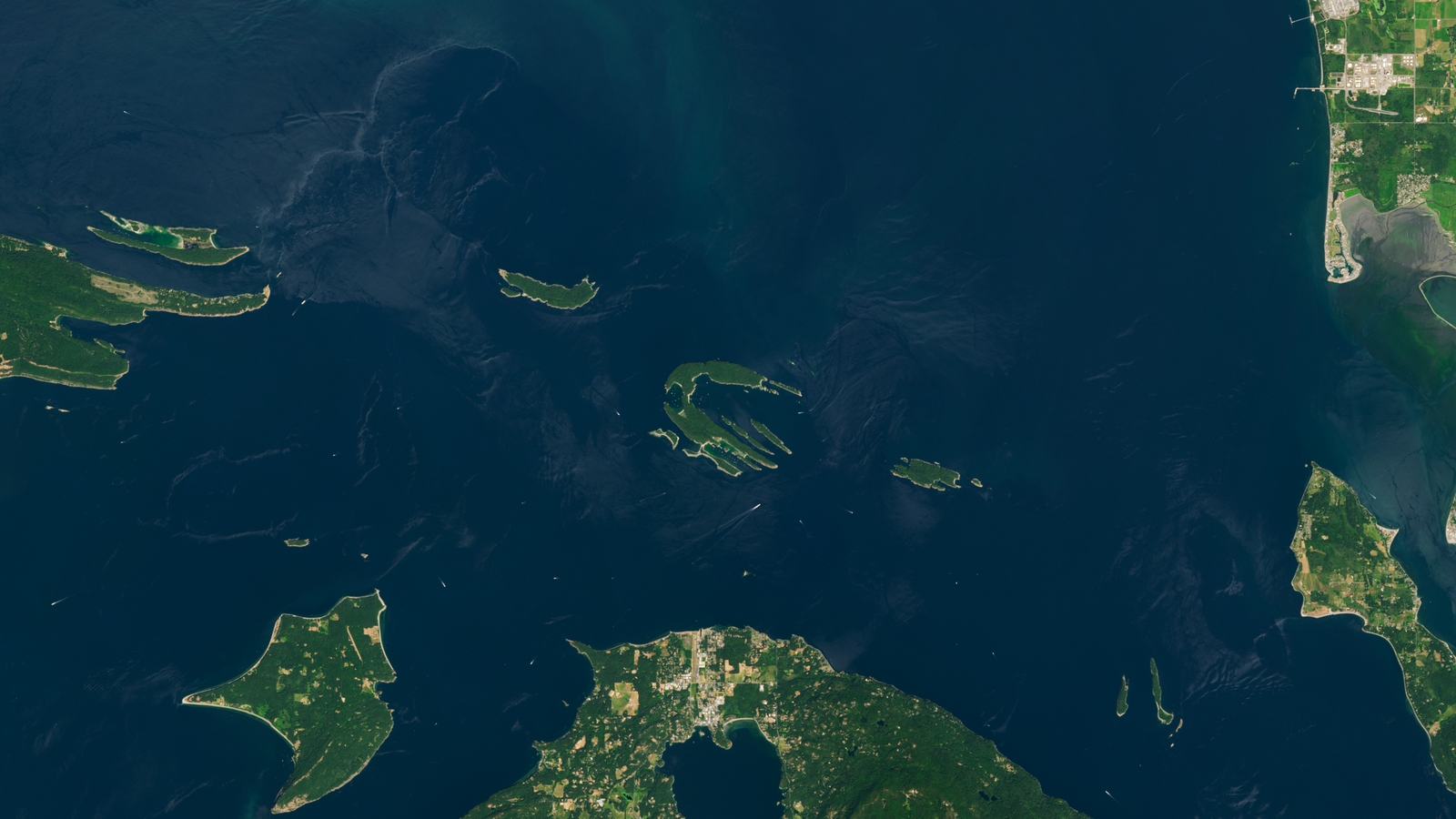 NASA Earth Observatory / Lauren Dauphin, using Landsat 9 data from USGS (official public-domain satellite image)